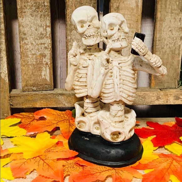 Skeleton Selfie Couple - Picture 2 of 10